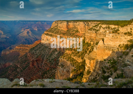 Sonnenuntergang auf dem South Rim in der Nähe von Grand Canyon Village, Grand Canyon Nationalpark in Arizona Stockfoto