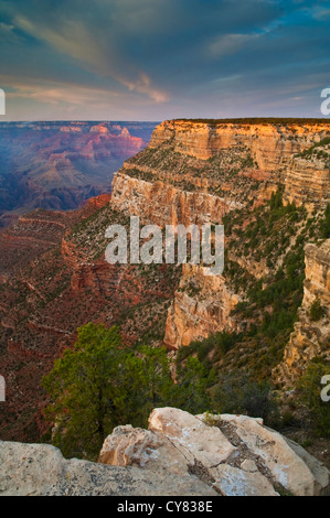 Sonnenuntergang auf dem South Rim in der Nähe von Grand Canyon Village, Grand Canyon Nationalpark in Arizona Stockfoto