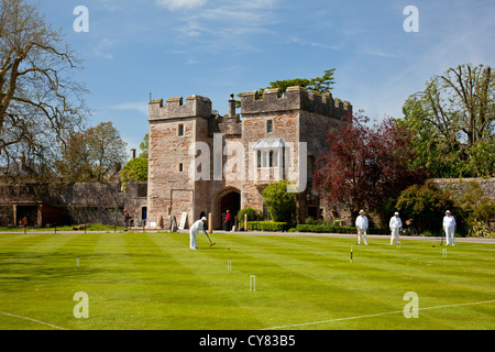 Krocket auf dem Rasen im Inneren des Bischofs Schlosspark bei Wells, Somerset, England, UK Stockfoto