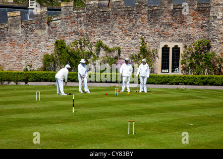 Krocket auf dem Rasen im Inneren des Bischofs Schlosspark bei Wells, Somerset, England, UK Stockfoto