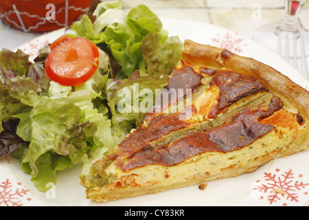 Quiche mit grünem Salat serviert im französischen Restaurant in Périgueux, Frankreich Stockfoto