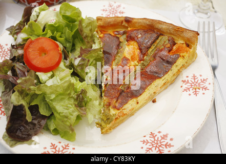 Quiche und grünem Salat serviert im französischen Restaurant in Périgueux, Frankreich Stockfoto