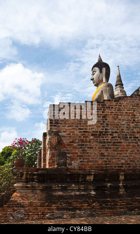 Bild der alten Pagode und Buddha Statue, Wat Yai Chaimongkol, Ayutthaya, Thailand Stockfoto