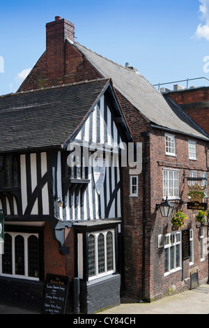 Die Royal Oak Pub in einem heillosen Durcheinander, Chesterfield, Derbyshire. Stockfoto