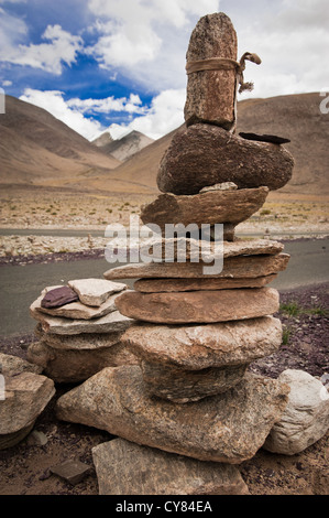 Highland Straße passieren im Himalaya-Gebirge mit Steinpyramide. Indien, Ladakh, Leh-Chumathang-Tso Moriri Autobahn Höhe 4500 m Stockfoto