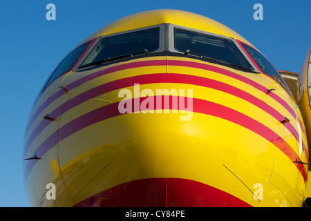 Nase von gelben und roten Boeing 757 Flugzeug Stockfoto