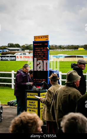 Pferd Track Wetten Agenten nehmen Wetten bei Wincanton Race course Stockfoto