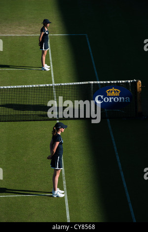 Tennis, Ball Mädchen warten auf Platz für Spieler. Stockfoto