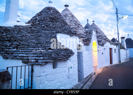 Alberobello, Apulien/Italien-2012 19. September: Traditionelle Trulli-Häuser während der Dämmerung Stockfoto