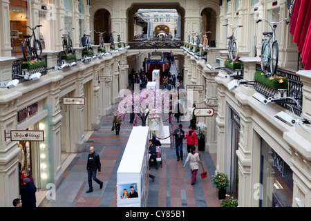 Innenraum des Einkaufszentrums GUM in Moskau Stockfoto