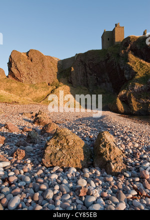 Dunnottar Castle thront hoch auf den Klippen von vorgebirge. Stonehaven, Aberdeenshire, Schottland Stockfoto