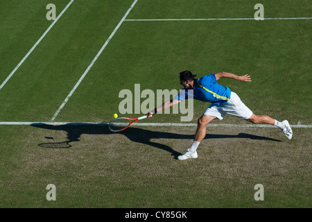 Marinko Matosevic in Aktion spielen einzelne reichte zurück Hand auf Hochtouren. Stockfoto