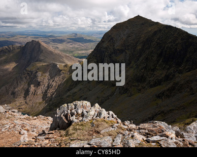 Yr Wyddfa, der Hauptgipfel des Snowdon in Snowdonia-Nationalpark, Nordwales. Die Gipfel der Lliwedd sind im Blick hinter. Stockfoto