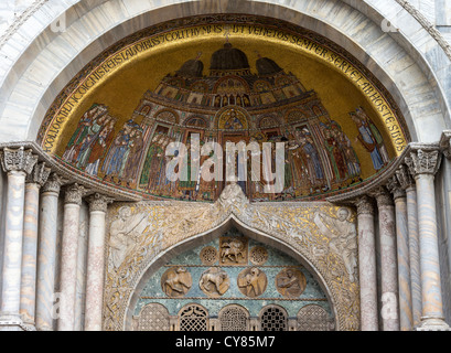 Mosaik aus dem Nordportal, West Fassade (Porta di Sant'Alipio) der Markusdom - Übersetzung des Körpers von San Marco. Stockfoto