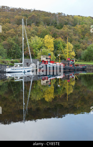 Yacht und historischen inshore Frachtboot in Crinan Canal in Argyllshire, Schottland Stockfoto