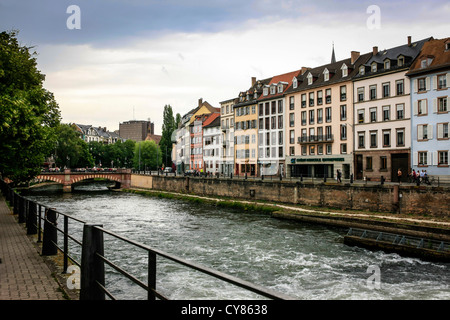 Mit Blick auf den mittelalterlichen Gebäuden entlang der Quai des Bateliers an den Ufern des Flusses l ' Ill in Straßburg Stockfoto