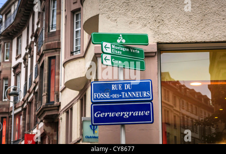 Französische grüne und blaue Wegweiser in Straßburg Stockfoto