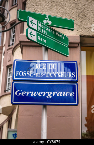 Französische grüne und blaue Wegweiser in Straßburg Stockfoto