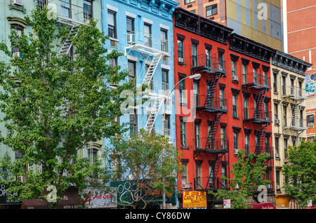 Reihe von Wohnblöcken mit klassischen New York City Feuerleitern in Manhattan-USA. Stockfoto