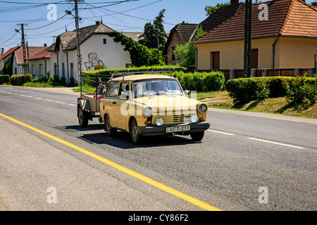 Trabant - alten sowjetischen Völker Auto auf der Straße in Ungarn Stockfoto