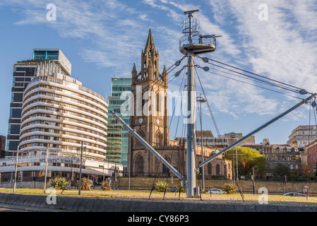 St.-Nikolaus Pfarrkirche am Liverpool Pierhead, bekannt als die Matrosen-Kirche mit dem Atlantic Tower Hotel auf der linken Seite. Stockfoto