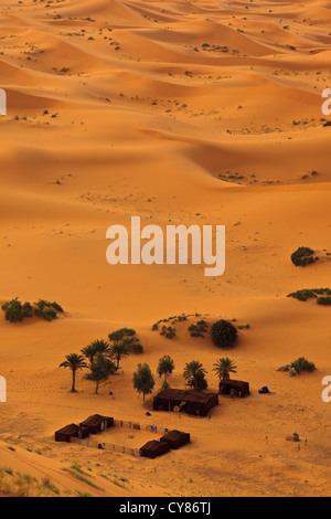 Luftbild der Sahara Wüste Sand Dünen und Beduinenlager, in einer Oase in Marokko Stockfoto