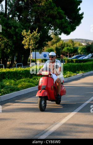 Alter Mann auf einem roten Roller in Punat auf Krk Insel Kroatien Stockfoto