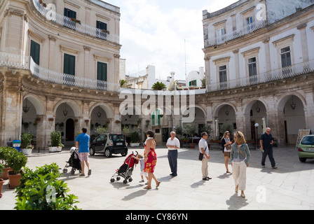 Martina Franca, Apulien, Italien, Piazza Maria Immacolata mit Einheimischen Stockfoto