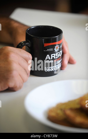 Re Feuerwehrmann weiße Uhr in Pontypridd Feuerwache in S Wales - Detail eine Tasse Tee während einer Pause vom Dienst Stockfoto