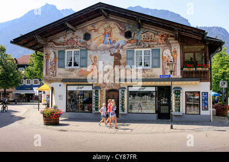 Wandbild überdachte Markt in bin Kurpark Garmisch-Partenkirchen, Bayern Stockfoto