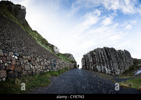 Person zu Fuß auf den Giant es Causeway, County Antrim, Nordirland Stockfoto