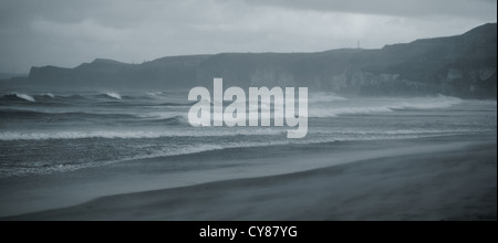 Ein Sturm nähert sich auf White Rocks Beach, Portrush, County Antrim, Nordirland Stockfoto