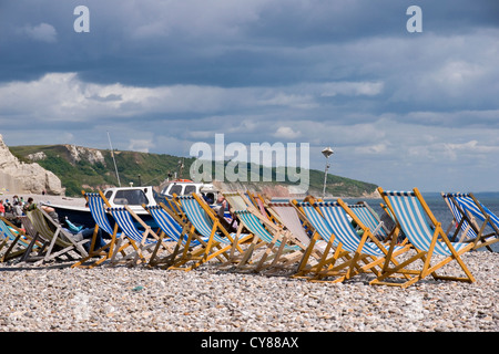 Bier ist ein Dorf am Meer in Devon beliebt bei Urlaubern und Besuchern gleichermaßen. Liegestühle am Strand Stockfoto