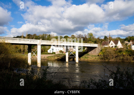 Brockweir ist ein kleines Dorf im Wye Valley Wald von Dean Monmouthshire England. Brücke über den Fluss Wye Stockfoto