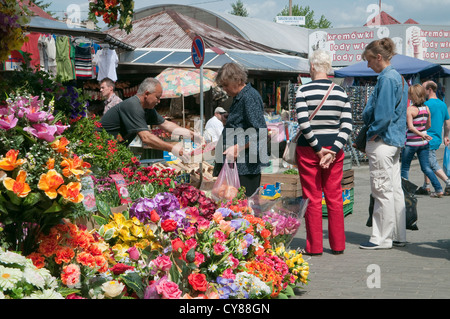 Menschen kaufen Gemüse auf lokalen Farmers Market in Wadowice, Polen. Stockfoto