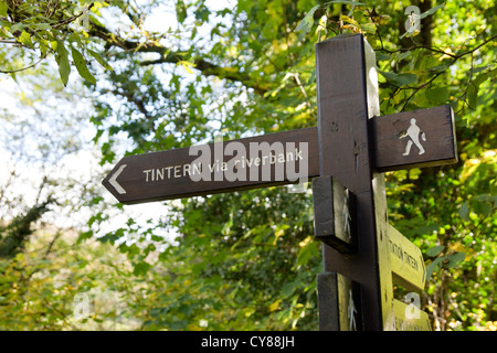 Brockweir ist ein kleines Dorf im Wye Valley Wald von Dean Monmouthshire England. Das Zeichen in Tintern Stockfoto