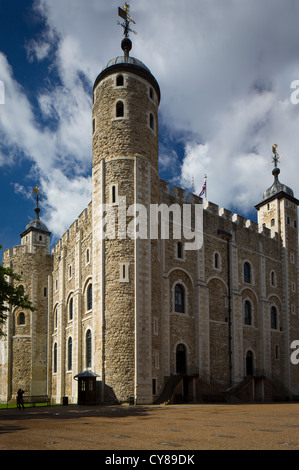 Der weiße Turm ist ein Mittelturm, der alte Bergfried, der Tower of London. Es wurde von William den Eroberer erbaut. Stockfoto