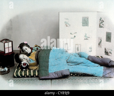 Zwei japanische Frauen im Bett liegend, um 1870 Stockfoto