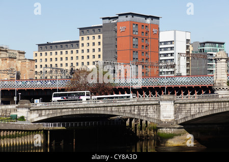 Blick nach Osten zur George V Brücke über den Fluss Clyde und Central Station Eisenbahnbrücke und Jurys Inn dahinter, Commerce Street, Glasgow, Schottland Stockfoto