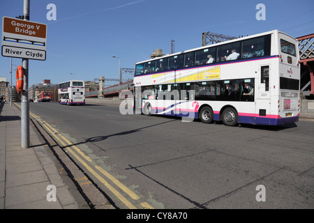 Blick nach Norden zu den Bussen Brücke George V auf der Commerce Street über den River Clyde in Glasgow City Centre, Schottland, UK Stockfoto