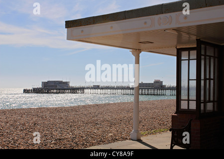 Tierheim am Strand von Worthing, West Sussex, England UK Stockfoto