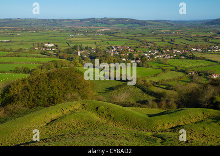 Blick von Brent Knoll Somerset in Richtung Mendip Hills. Der Hügel kann für Meilen gesehen werden. Stockfoto