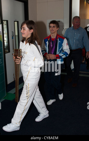 2 x Bronzemedaille männlichen Gymnastik, Max Whitlock erhält einen herzlichen Empfang in seiner Heimatstadt von Hemel Hempstead, Hertfordshire Stockfoto