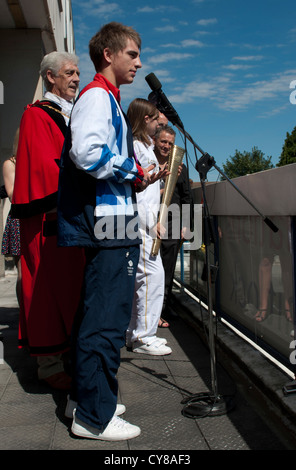 2 x Bronzemedaille männlichen Gymnastik, Max Whitlock erhält einen herzlichen Empfang in seiner Heimatstadt von Hemel Hempstead, Hertfordshire Stockfoto