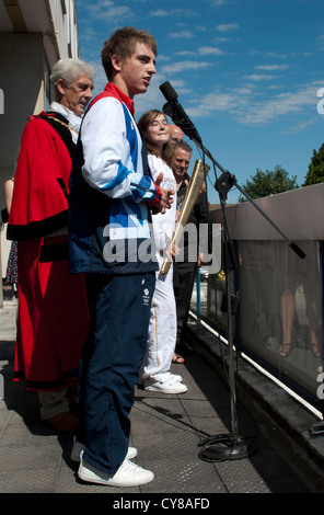 2 x Bronzemedaille männlichen Gymnastik, Max Whitlock erhält einen herzlichen Empfang in seiner Heimatstadt von Hemel Hempstead, Hertfordshire Stockfoto