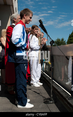 2 x Bronzemedaille männlichen Gymnastik, Max Whitlock erhält einen herzlichen Empfang in seiner Heimatstadt von Hemel Hempstead, Hertfordshire Stockfoto