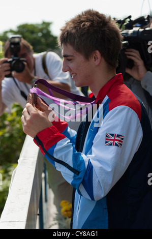 2 x Bronzemedaille männlichen Gymnastik, Max Whitlock erhält einen herzlichen Empfang in seiner Heimatstadt von Hemel Hempstead, Hertfordshire Stockfoto