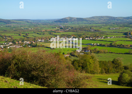 Blick von Brent Knoll Somerset gegenüber Gauner Peak und Mendip Hills.  Der Hügel kann für Meilen gesehen werden. Stockfoto