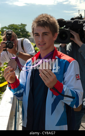 2 x Bronzemedaille männlichen Gymnastik, Max Whitlock erhält einen herzlichen Empfang in seiner Heimatstadt von Hemel Hempstead, Hertfordshire Stockfoto