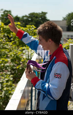 2 x Bronzemedaille männlichen Gymnastik, Max Whitlock erhält einen herzlichen Empfang in seiner Heimatstadt von Hemel Hempstead, Hertfordshire Stockfoto